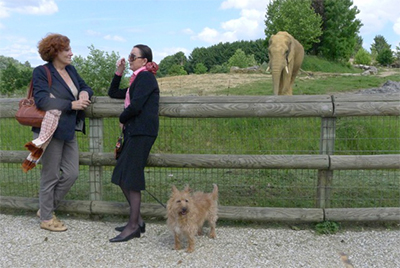 Françoise Delord et Gribouille avec Claudine André, fondatrice de "Lola ya bonobo"