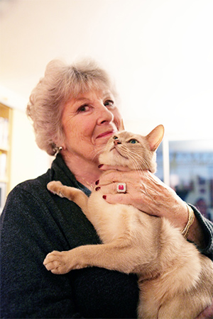 Christiane Collange et son chat